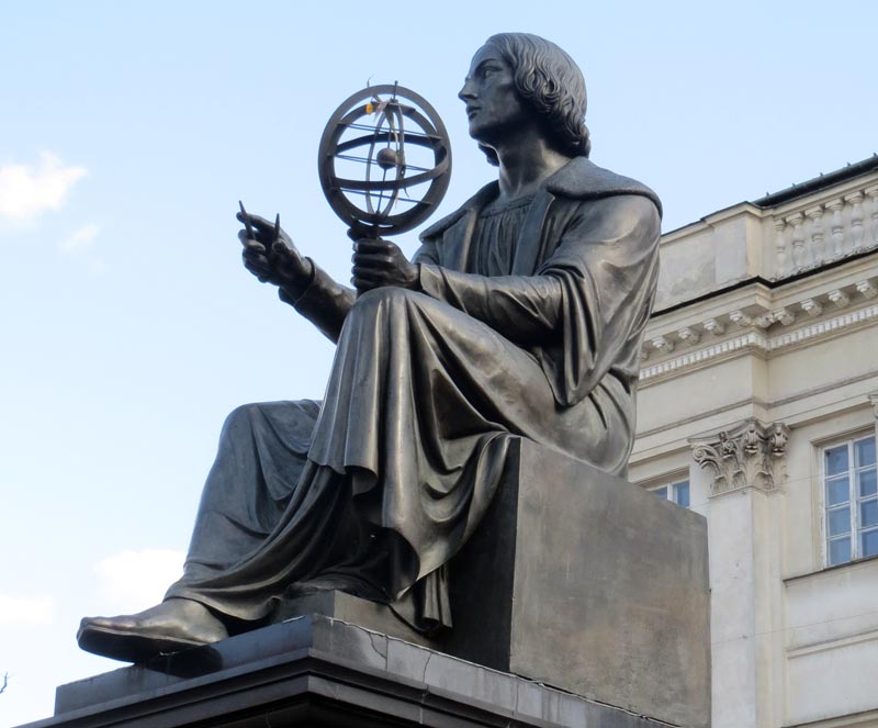 Copernicus’s statue outside the Polish Academy of Sciences, Warsaw. Photo Workers.